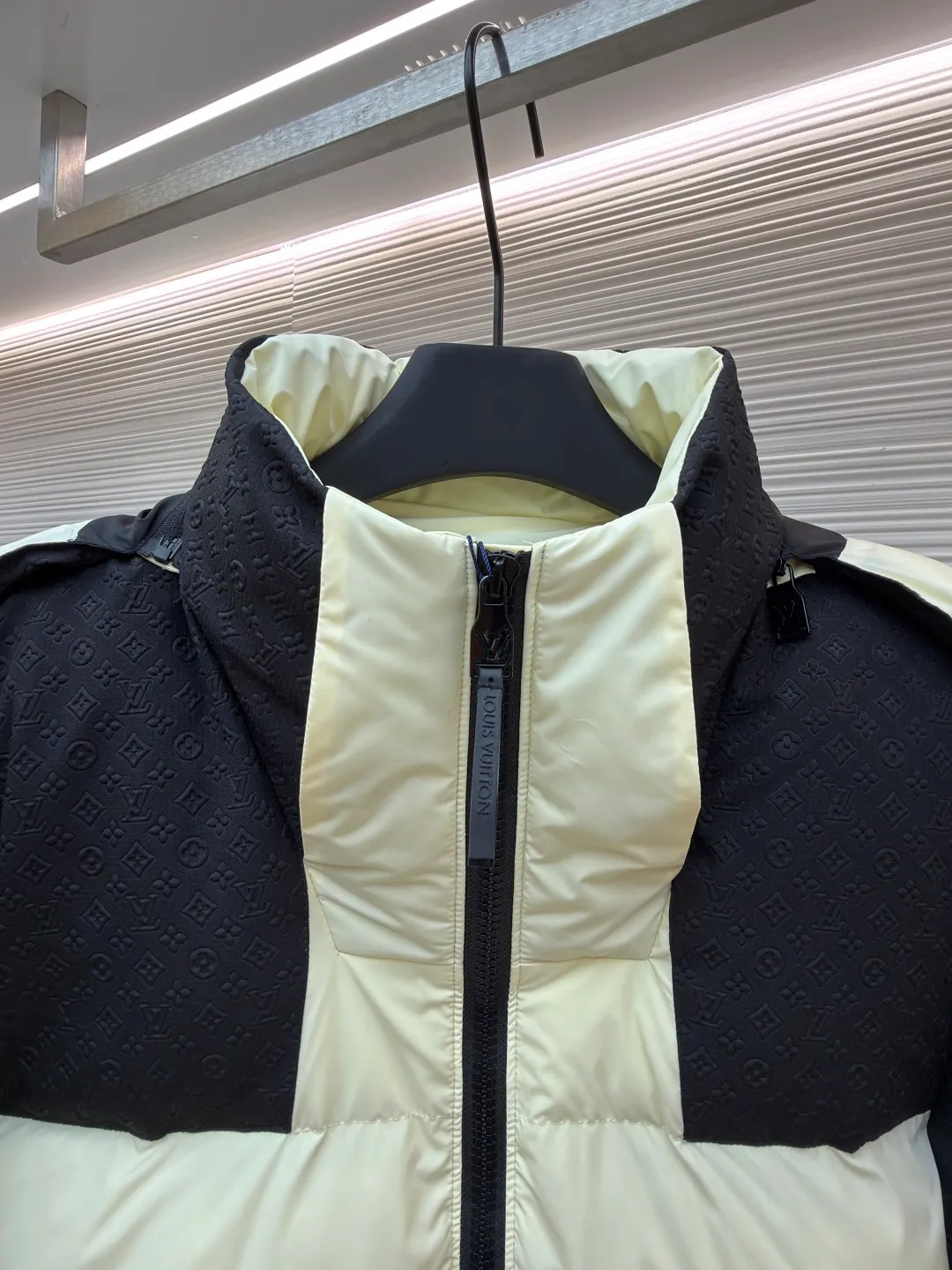 LOUIS VUITTON Positioned Pattern Belted Down Jacket ●Original version: Purchased and developed by 26829 ●Item No.: 1682101-D30 ●Fabric: White duck down fabric ●Technology: Mechanical down filling ●Color: Black and white color matching ●Type: Fitted version ●Weight: about 1105 grams ●Size: S-M-L-XL ●Description: This practical jacket combines temperature and style. The body is made of two fabrics of close tones, and the yoke and hood are made of Mini Monogram embossed material. The detachable hood is cleverly stored on the collar and sleeve sides, embellished with logo silicone patches and Ecodown© filling, which is lightweight and warm. Fabric 1: 92% nylon, 8% spandex; Fabric 2: 90% nylon, 10% spandex; Lining 1: 92% nylon, 8% spandex; Lining 2: 100% polyester Filling: 100% polyester; Trims excluded; detachable hood with ripstop yoke and embossed logo on hood, drawstring hem filled with 100% Ecodown© recycled polyester for easy care and lightweight texture, warmth and insulation. The overall wiring is straight and delicate, the fabric is comfortable and soft, and the color is consistent without color difference. It can be matched with the same style to create a fashionable look and control various occasions. Customized accessories, complete with three standards, same style for men and women!